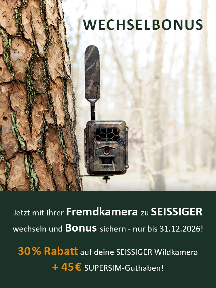 Wildkamera an einem Baumstamm im Wald mit Text zu Wechselbonus und Rabattangebot