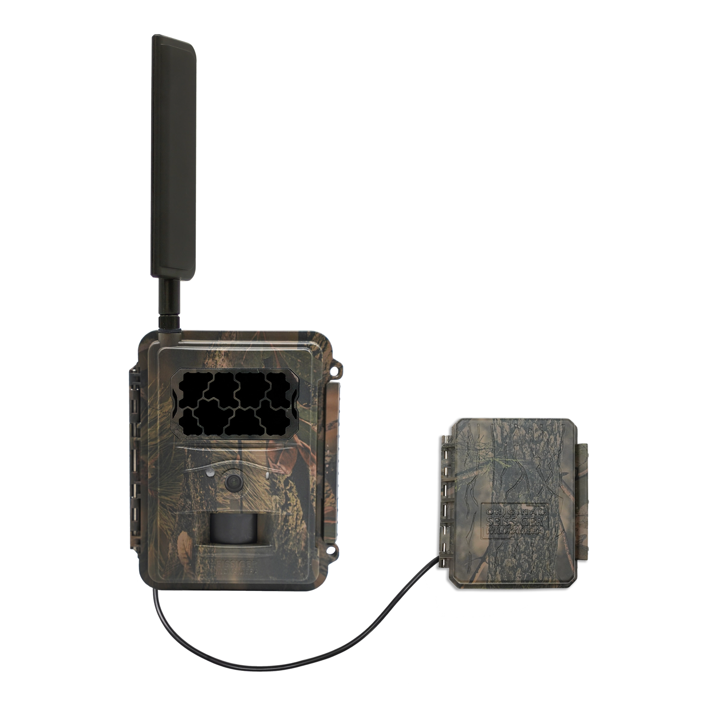 Wildkamera mit Tarnmuster und Antenne links, verbunden über Kabel mit einem kleineren, ebenfalls getarnten Akkupack rechts