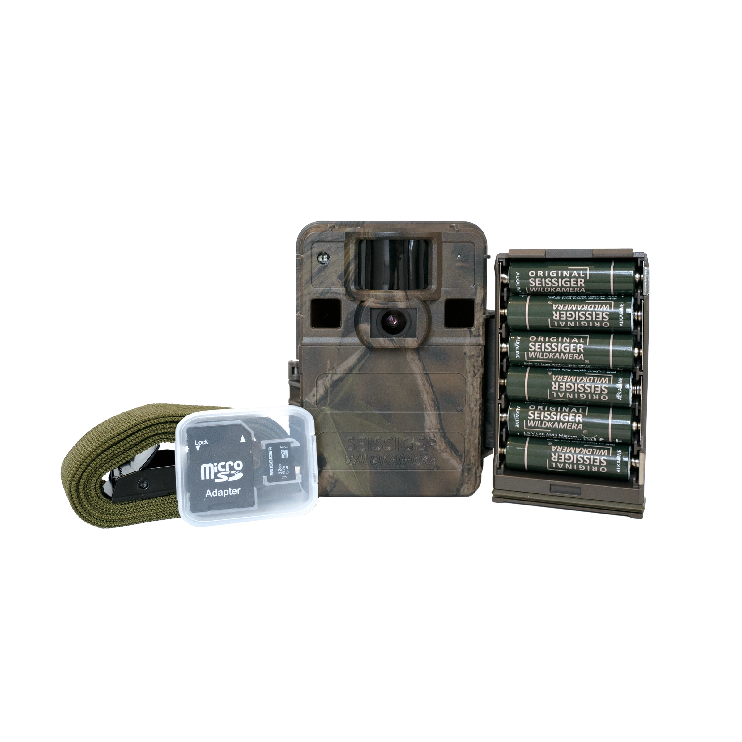 Lieferumfang der SEISSIGER Mini-Cam Wildkamera in Camouflage: Batteriefach mit 6 AA-Batterien, Micro-SD-Karte, passender Adapter und grüner Baumgurt zur Befestigung.