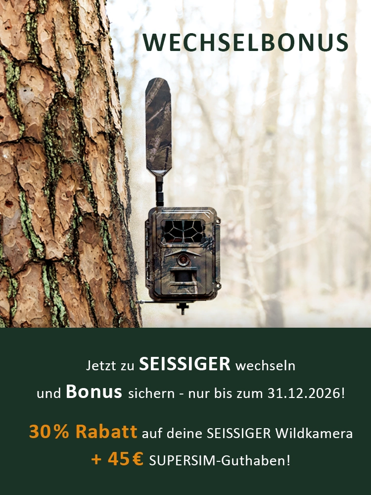 Wildkamera an einem Baumstamm im Wald mit Text zu Wechselbonus und Rabattangebot